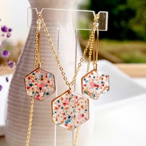 Collier et boucles d'oreilles pendantes avec de fleurs séchées multicolore en résine. Ensemble de bijoux doré en forme de hexagonale. image 7