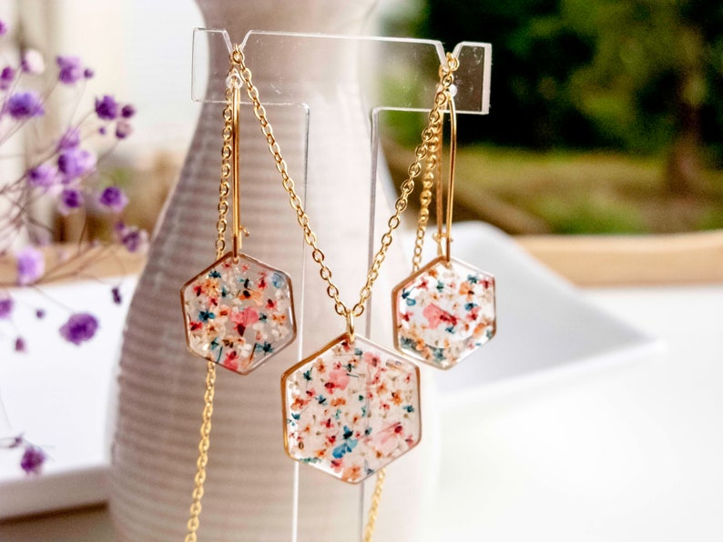 Collier et boucles d'oreilles pendantes avec de fleurs séchées multicolore en résine. Ensemble de bijoux doré en forme de hexagonale. image 7