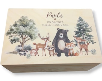 May include: A wooden box with a light wood finish and a watercolor illustration of forest animals. The box is decorated with the name "Paula", the date "05.06.2023", the time "14:42 Uhr", the weight "3210g", and the length "52cm".