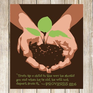 Könnte beinhalten: Ein brauner Hintergrund mit zwei Händen, die eine kleine grüne Pflanze halten, die aus brauner Erde wächst. Der Text "Train up a child in the way he should go: and when he is old, he will not depart from it. - PROVERBS 22:6" ist in grüner Schrift am unteren Rand des Bildes zu sehen.