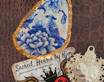 Chinoiserie style oyster shell dish blue and white