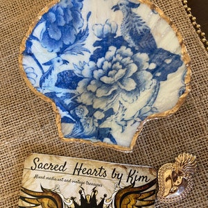 Chinoiserie Blue and white style scallop dish