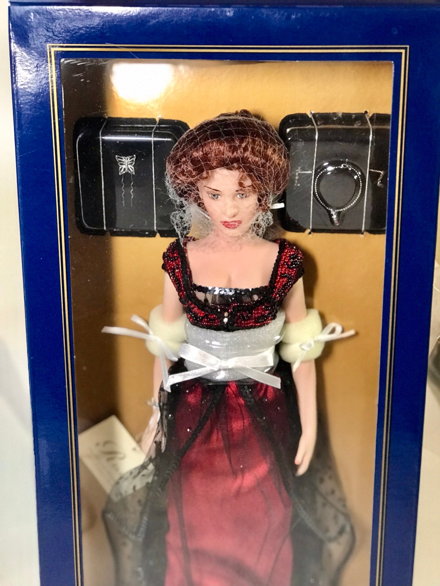 Franklin Mint TITANIC ROSE DOLL, TRUNK, SAFE & Necklace SET, Pink COAT  & Hangers