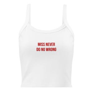 Peut inclure: Une tasse en céramique blanche avec une anse noire et le texte "But First, Coffee" en noir, en gras. La tasse est posée sur une surface blanche. La tasse mesure 10 cm de haut.