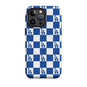Könnte beinhalten: Eine blau-weiß karierte Handyhülle mit dem Logo der Los Angeles Dodgers. Die Hülle hat ein sich wiederholendes Muster des Teamlogos in Weiß auf einem blau karierten Hintergrund. Die Handyhülle hat ein schwarzes Kameramodul.