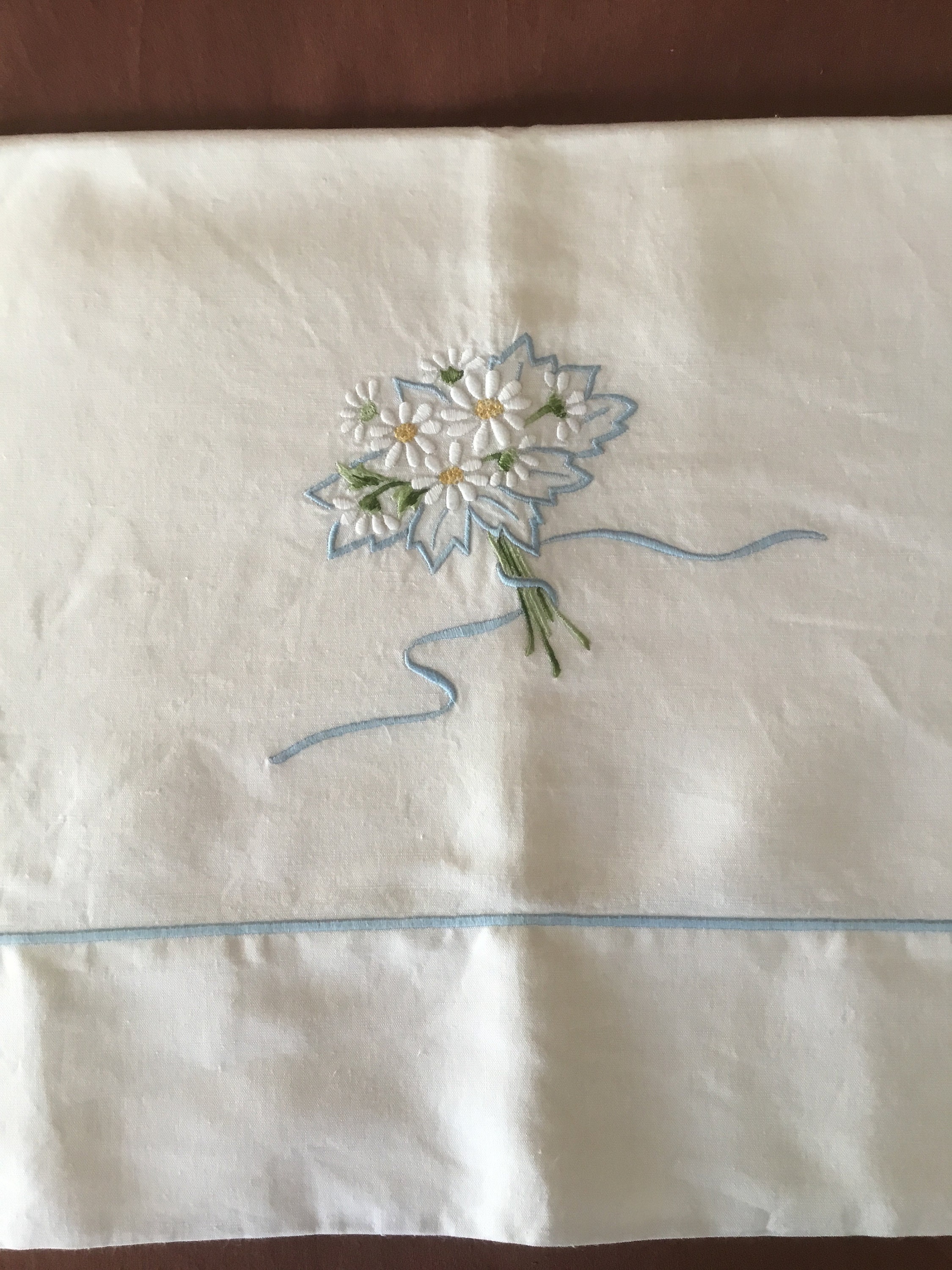 Drap et Taie d'oreiller. Drap Antique d'oreiller Toile de Gérardmer Fleure Bleue Par Métis. Français