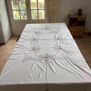 Tischdecke. Große handbestickte Vintage-Tischdecke aus Leinen mit offener Stickerei: Richlieu-Stickerei. Französische antike Leinenspitze im Madeira-Stil