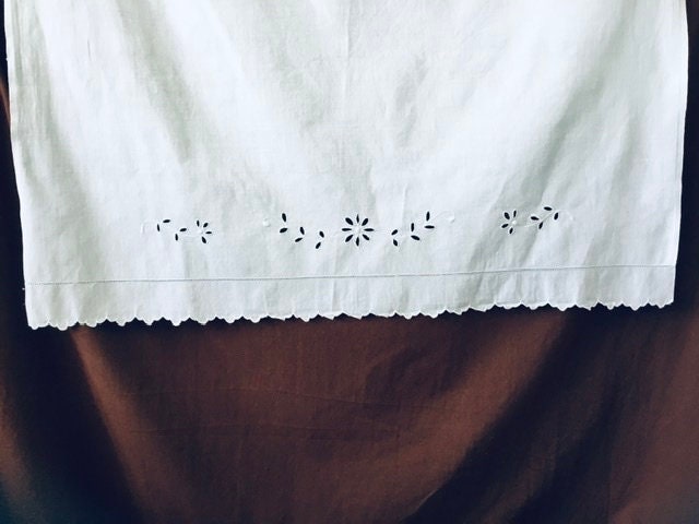 Rideau Tissu Bébé Antique Brodé à La Main ou Serviette avec Broderie Anglaise Français Linge et Dent