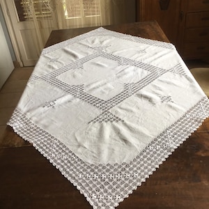 Tischdecke. Schöne antike handbestickte Leinen Tischdecke mit offenen Stickerei. Französisch antike Leinen und Spitze