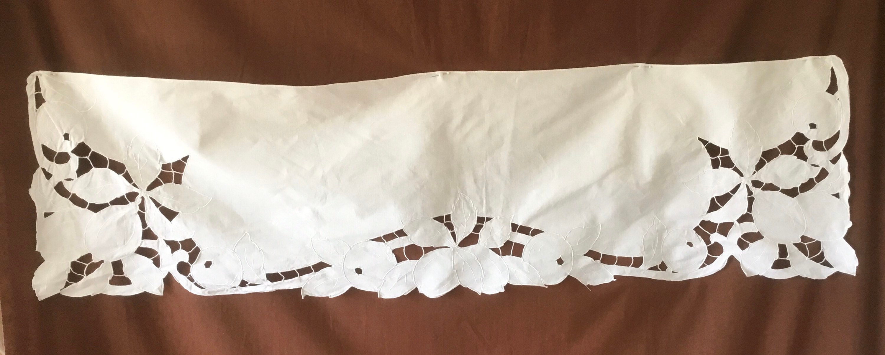 Tapis Buffet Rideau. Rideau Brodé à La Main Antique ou Tapis de Buffet. Français Linge et Dentelle