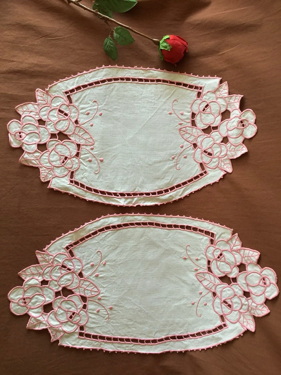 Nappe 2 Nappes Anciennes Brodées à La Main avec Des Fleurs en Fil de Broderie Rose Français Du Lin A