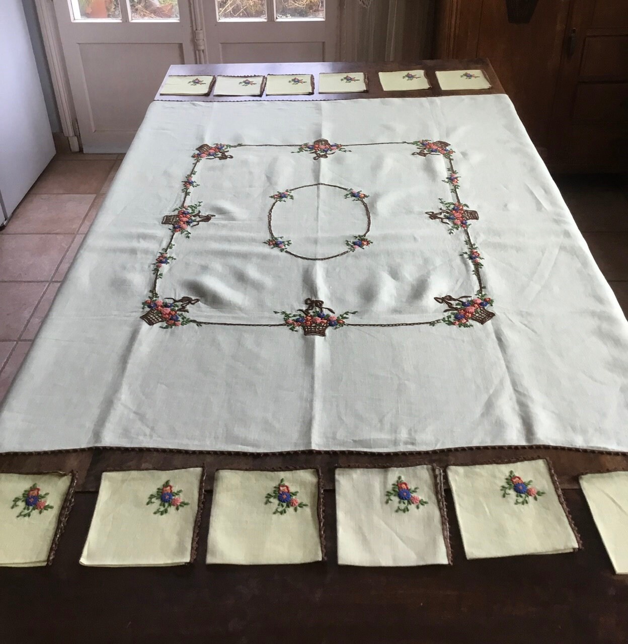 Nappe Nappe Antique Brodée à La Main Nappe en Lin Jaune avec 12 Serviettes Paniers de Fleurs. França