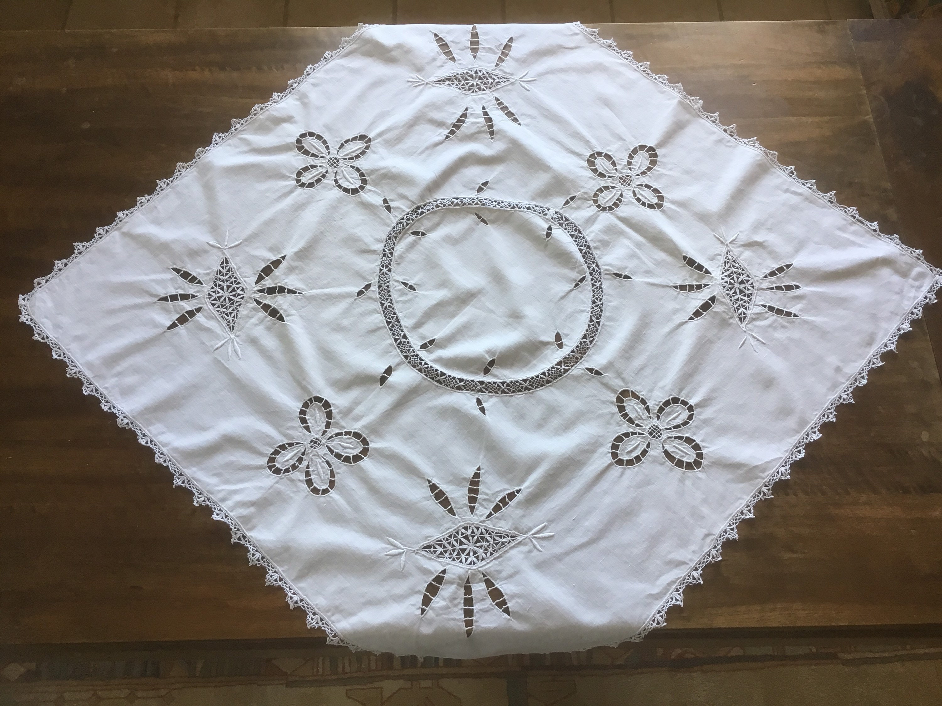 Nappe à La Main Antique de Table Brodée avec Le Bidonville Dentelle. Français Linge et Dentelle