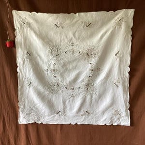 Bordsduk. Antik handbroderad linneduk med Madeirateknik. Franskt antikt linne och spets.