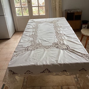 Tischdecke Wunderschöne antike handbestickte Leinentischdecke und 12 passende Servietten mit Nadelkunst-Sticktechnik. Französisches antikes Leinen