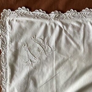 Funda de almohada de lino antigua bordada a mano con monograma JB y un borde de bordado inglés. Lino antiguo francés y encaje.