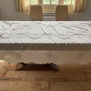 Tischdecke. Besondere ovale große handbestickte Vintage-Tischdecke mit Nadelkunst. Französisches antikes Leinen und Spitze