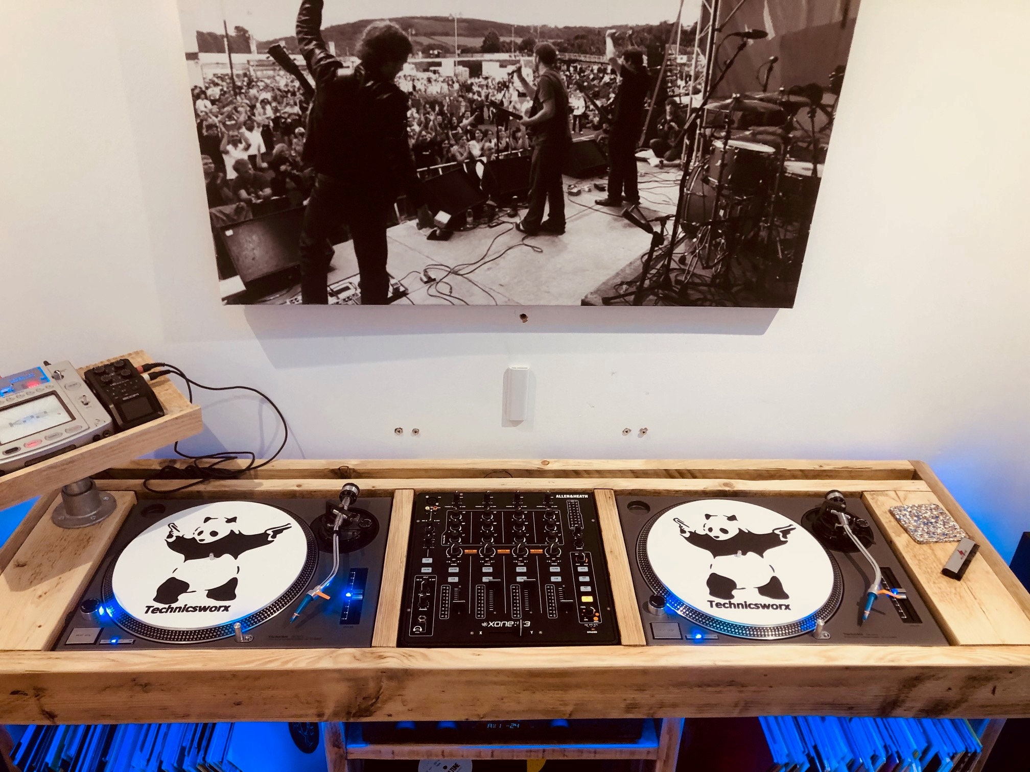 Mesa de DJ personalizada para controladores digitales, incluido Denon Prime  4, a partir de tablas de andamio recuperadas sobre patas en forma de  horquilla -  México