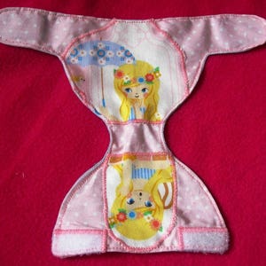 ENSEMBLE POUR POUPEE Princesse à sa fenêtre couche bavoir matelas à langer image 3