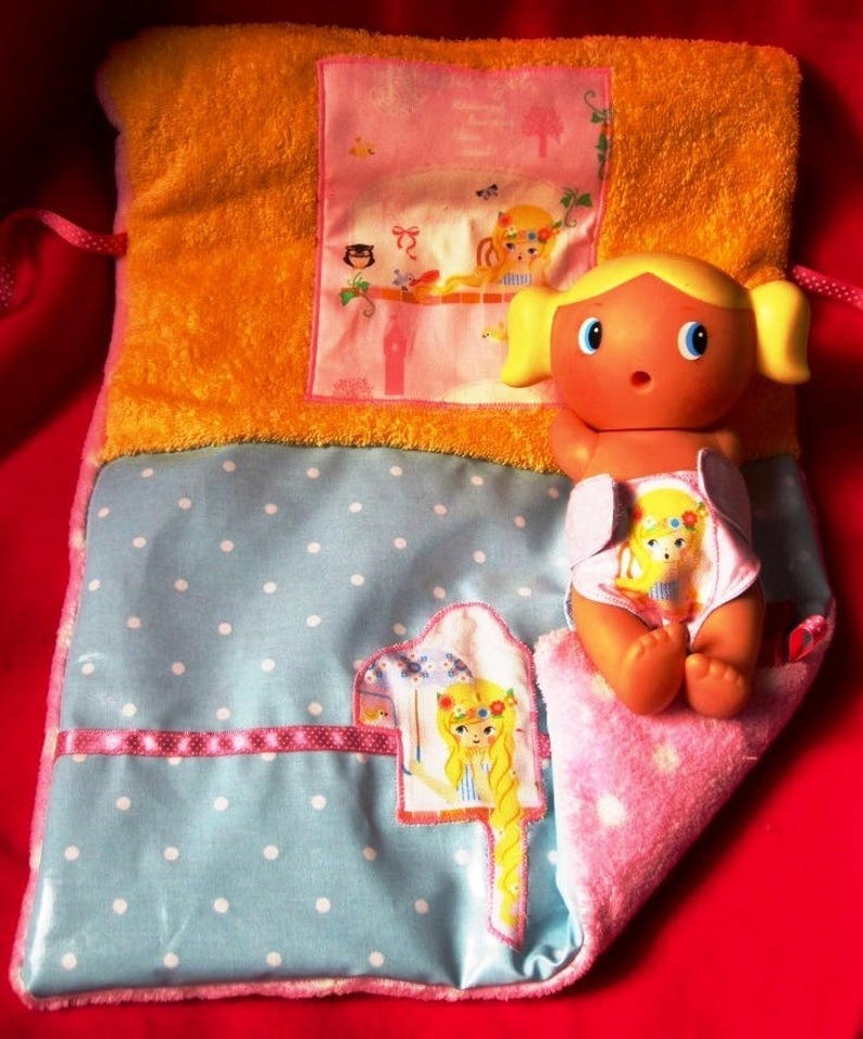 ENSEMBLE POUR POUPEE Princesse à sa fenêtre couche bavoir matelas à langer image 2