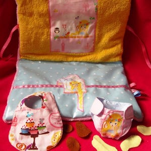 ENSEMBLE POUR POUPEE Princesse à sa fenêtre couche bavoir matelas à langer image 1