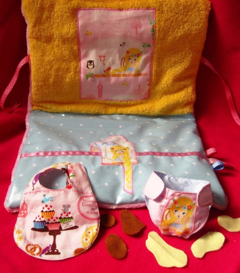 ENSEMBLE POUR POUPEE Princesse à sa fenêtre couche bavoir matelas à langer image 1