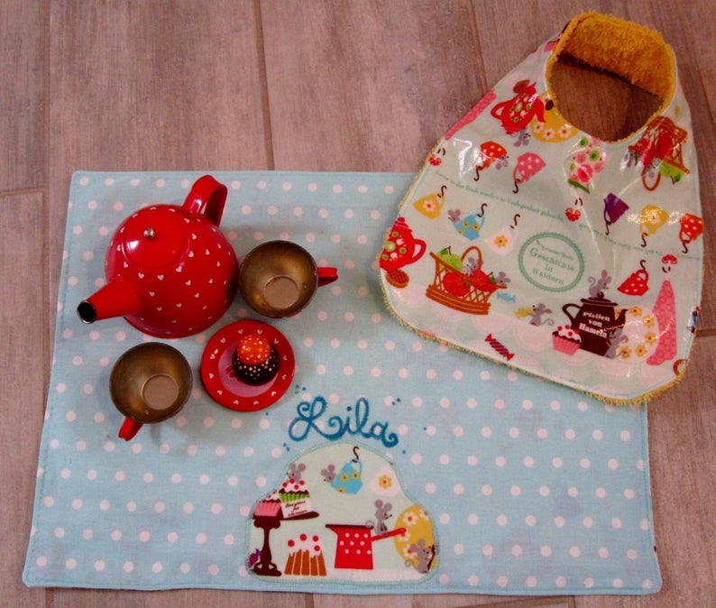 PACK 2 A TABLE zéro-déchet : Mon premier bavoir et mon premier set de table réversibles Cupcakes