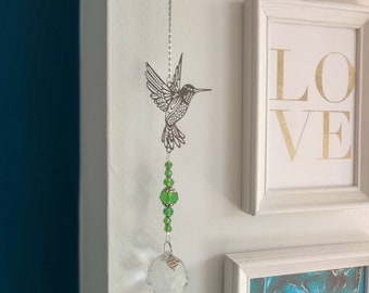 Kolibri Sonnenfänger | Grüner Vogel Sonnenfänger | Schöne Fenster oder Wand Dekoration | Friedlicher Kolibri Kristall Regenbogen Suncatcher