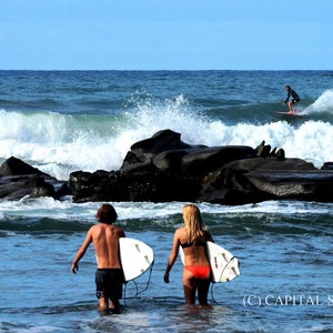 Surfen bij Moffat Head Sunshine Coast Australia. Surfend meisje. Digitale download stockfoto. ddlsp. Bezoek Queensland
