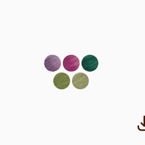 Peut inclure: Six pelotes de laine de différentes nuances de vert, violet et rose. La laine est disposée en demi-cercle.