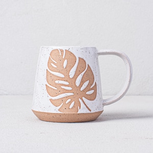 Taza con hojas de Monstera moteadas en blanco - Taza botánica - Taza con hojas tropicales - Taza hecha a mano - Cerámica Salt of the Earth
