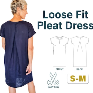 Op de afbeelding: Een vrouw draagt een marineblauwe, losvallende geplooide jurk. De afbeelding toont ook een lijntekening van de jurk, met voor- en achteraanzicht, en de tekst "Loose Fit Pleat Dress". De tekst "Easy Sew" en "S-M" zijn ook zichtbaar.