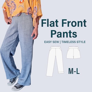 Może przedstawiać: Jasnoniebieskie spodnie z płaskim przodem i szeroką nogawką, pokazane na osobie. Obraz zawiera rysunek linii spodni i szortów z tekstem "Flat Front Pants" i "Easy Sew | Timeless Style". Rozmiar to M-L.