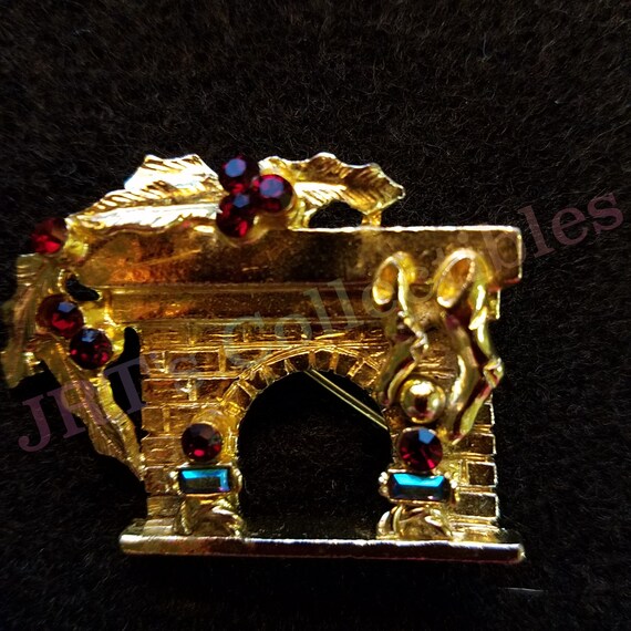 Vintage Gold Tone Christmas Fireplace Brooch sign… - image 1