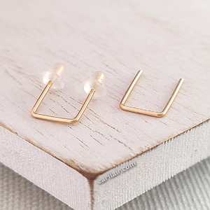 Double Piercing Staple Earrings Minimalist Post Stud Wire Earrings 2 Hole Lobe Piercings Small Gold Filled Earrings Gold Bar Earrings E333 afbeelding 1
