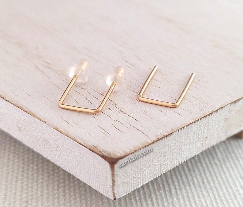 Double Piercing Staple Earrings Minimalist Post Stud Wire Earrings 2 Hole Lobe Piercings Small Gold Filled Earrings Gold Bar Earrings E333 afbeelding 1