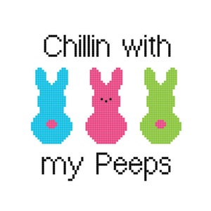Peut inclure: Une illustration num&eacute;rique de trois guimauves en forme de lapin de couleur pastel avec le texte "Chillin with my Peeps" en dessous.