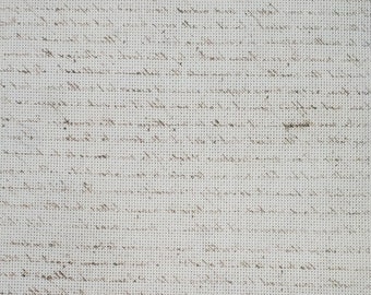 Peut inclure: Gros plan sur un tissu texturé blanc cassé avec une écriture manuscrite délavée à l'encre brune. L'écriture semble être de style cursif, couvrant toute la surface. Le tissu présente un motif quadrillé.