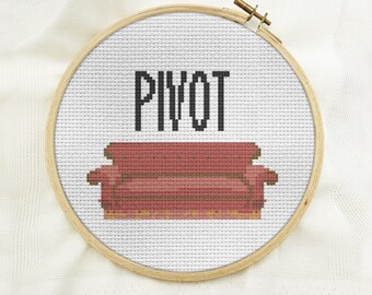 Puede incluir: Un aro de bordado de punto de cruz blanco con un sofá rojo y la palabra "PIVOT" en letras negras.