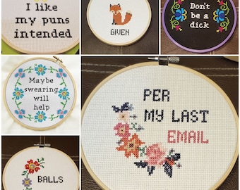 Puede incluir: Una colección de seis aros de bordado con varios refranes divertidos y sarcásticos. Los aros son de madera y tienen un fondo de tela blanca. Los refranes incluyen "Me gustan mis juegos de palabras intencionados", "Cero dado", "No seas un imbécil", "Tal vez jurar ayude", "Según mi último correo electrónico", y "Pelotas".