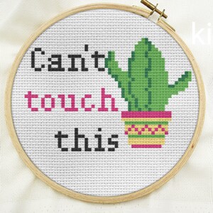 K&ouml;nnte beinhalten: Stickmuster-Kit mit einem gr&uuml;nen Kaktus in einem gelben und rosafarbenen Topf mit dem Text "Can't touch this".