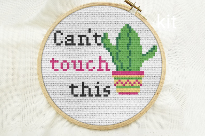 K&ouml;nnte beinhalten: Stickmuster-Kit mit einem gr&uuml;nen Kaktus in einem gelben und rosafarbenen Topf mit dem Text "Can't touch this".