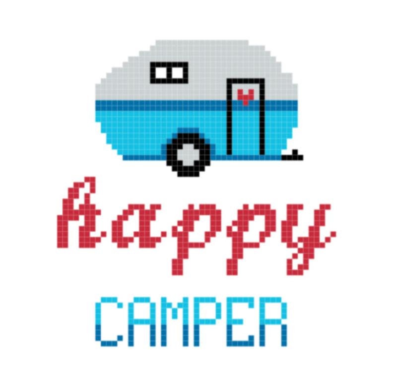 Puede incluir: Ilustraci&oacute;n de arte de p&iacute;xeles de una caravana azul y gris con un coraz&oacute;n rojo en la puerta. El texto "Happy Camper" est&aacute; debajo de la caravana en rojo y azul.