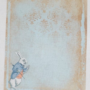 Peut inclure: Un lapin blanc portant une veste bleue et un gilet rouge, tenant une montre de poche et un b&acirc;ton, se tient sur un fond bleu clair avec une bordure brune. Le fond a un motif subtil de petits points blancs.
