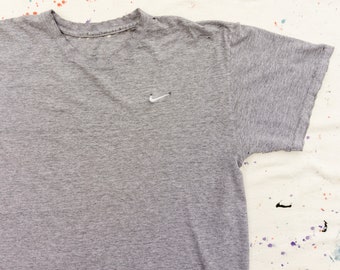 90er Jahre Vintage Nike T-Shirt beunruhigt mit bestickten Swoosh