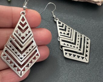 Pendientes colgantes aztecas, jhumki tribal en tono plateado