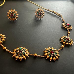 Vintage style gold close neck choker with a pair of matching earrings, 5 floral pendant choker chain & earrings, gold floral necklace set image 3