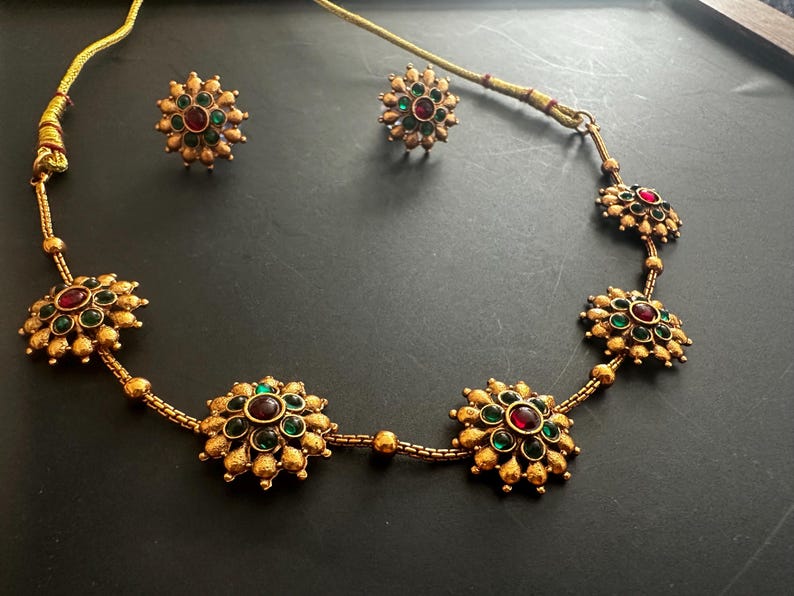 Vintage style gold close neck choker with a pair of matching earrings, 5 floral pendant choker chain & earrings, gold floral necklace set image 3
