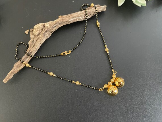 Neck chain with deals black beads