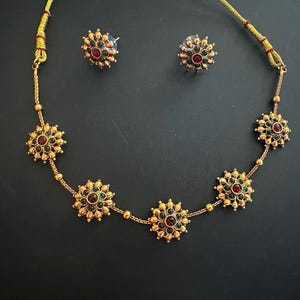 Vintage style gold close neck choker with a pair of matching earrings, 5 floral pendant choker chain & earrings, gold floral necklace set image 6